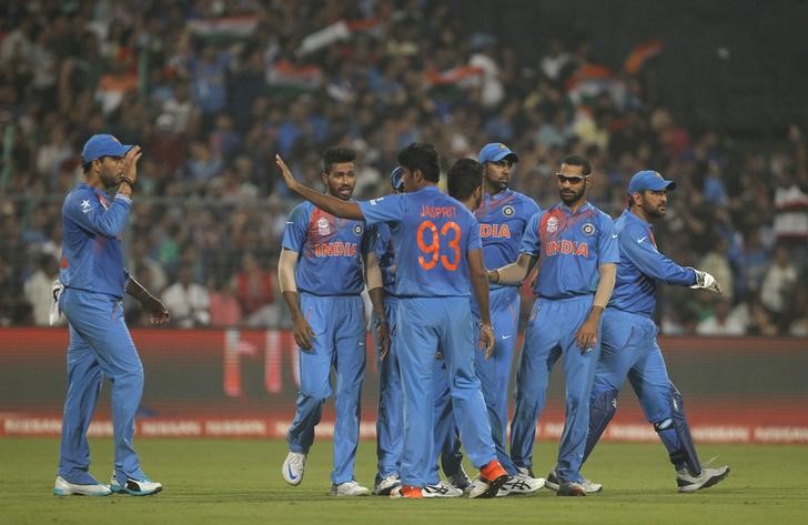 Cricket - India v Pakistan- World Twenty20 cricket tournament - Kolkata, 19/03/2016. Jasprit Bumrah (C) celebrates with his teammates after taking the wicket of Pakistan's Ahmed Shehzad. REUTERS/Rupak De Chowdhuri