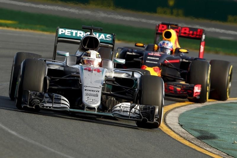 Formula One - Australia Grand Prix - 20/03/16 - Mercedes F1 drivers Lewis Hamilton drives ahead of Red Bull Racing F1 driver Daniel Ricciardo during the Australian Formula One Grand Prix in Melbourne.   REUTERS/Jason Reed