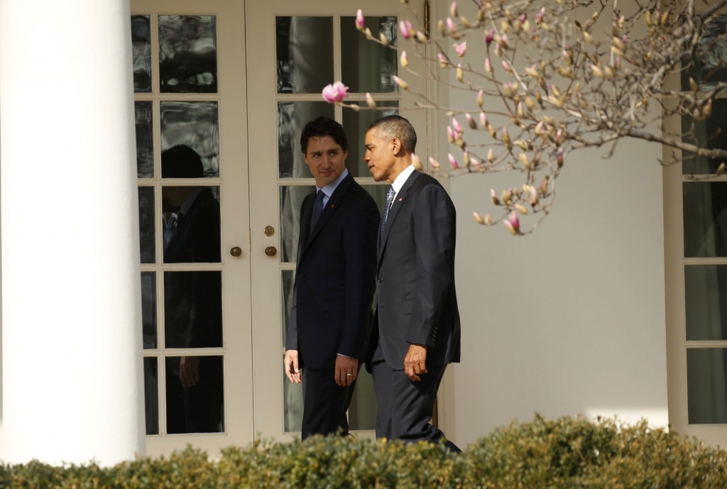 U.S. President Barack Obama (R) and Canadian Prime Minister Justin Trudeau walk down the White House colonnade past the Rose Garden as they take part in an official arrival ceremony for Trudeau at the White House in Washington March 10, 2016. REUTERS/Kevin Lamarque