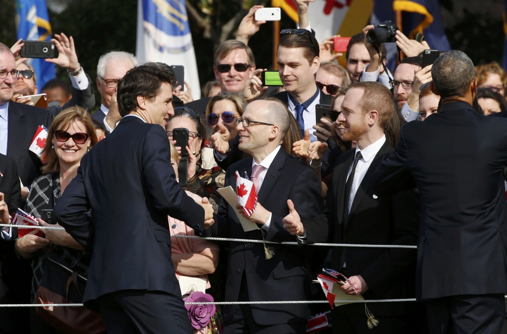 U.S. President Barack Obama (R) and Canadian Prime Minister Justin Trudeau (L) greet guests during an official arrival ceremony at the White House in Washington March 10, 2016. REUTERS/Kevin Lamarque