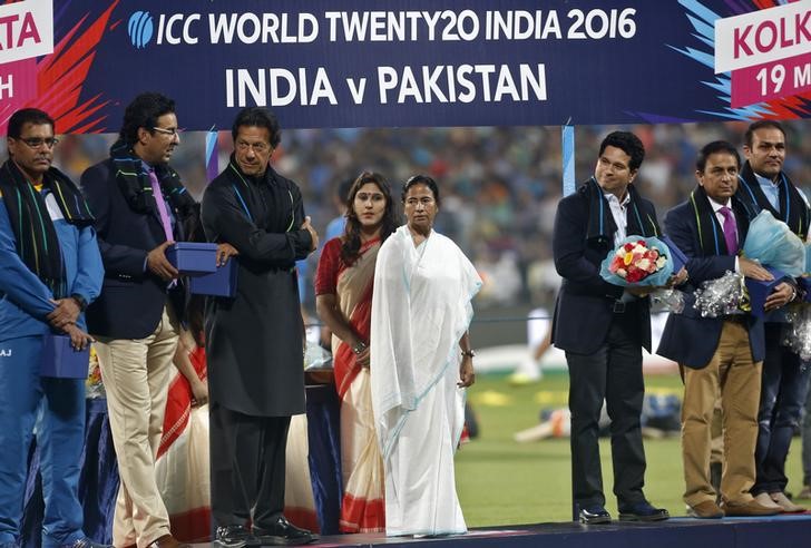 Cricket - India v Pakistan- World Twenty20 cricket tournament - Kolkata, 19/03/2016. (L-R) Pakistan's former cricket players Waqar Younis, Wasim Akram, Imran Khan, West Bengal Chief Minister Mamata Banerjee (in white saree), India's former cricket players Sachin Tendulkar, Sunil Gavaskar and Virender Sehwa stand on a podium during a felicitation ceremony before the start of the match between India and Pakistan. REUTERS/Rupak De Chowdhuri