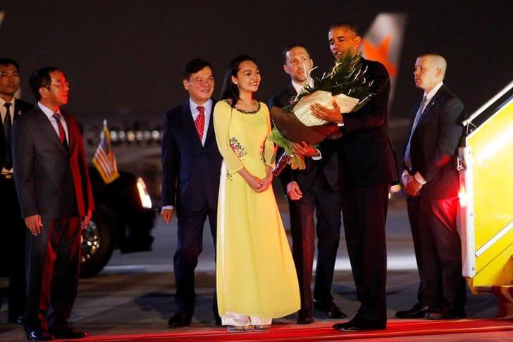 U.S. President Barack Obama receives flowers as he arrives at Noibai International Airport in Hanoi, Vietnam May 22, 2016. REUTERS/Carlos Barria