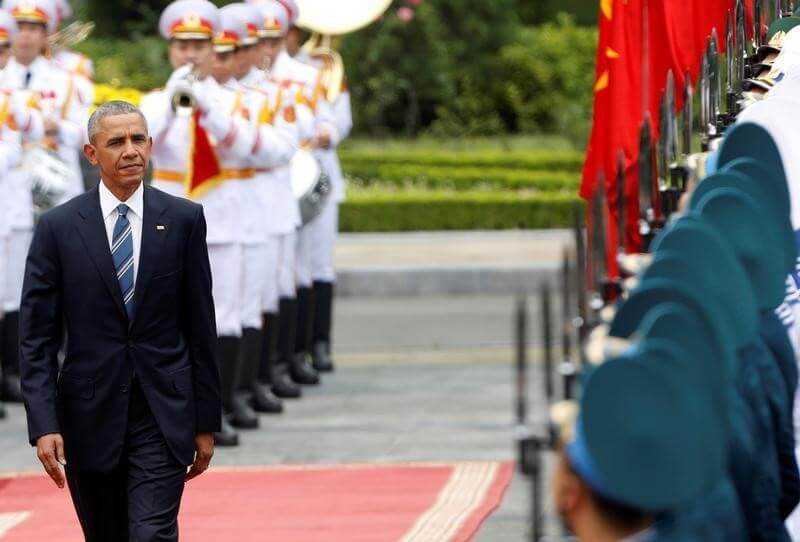 U.S. President Barack Obama reviews the guard of honour during a welcoming ceremony at the Presidential Palace in Hanoi, Vietnam,May 23, 2016. REUTERS/Kham