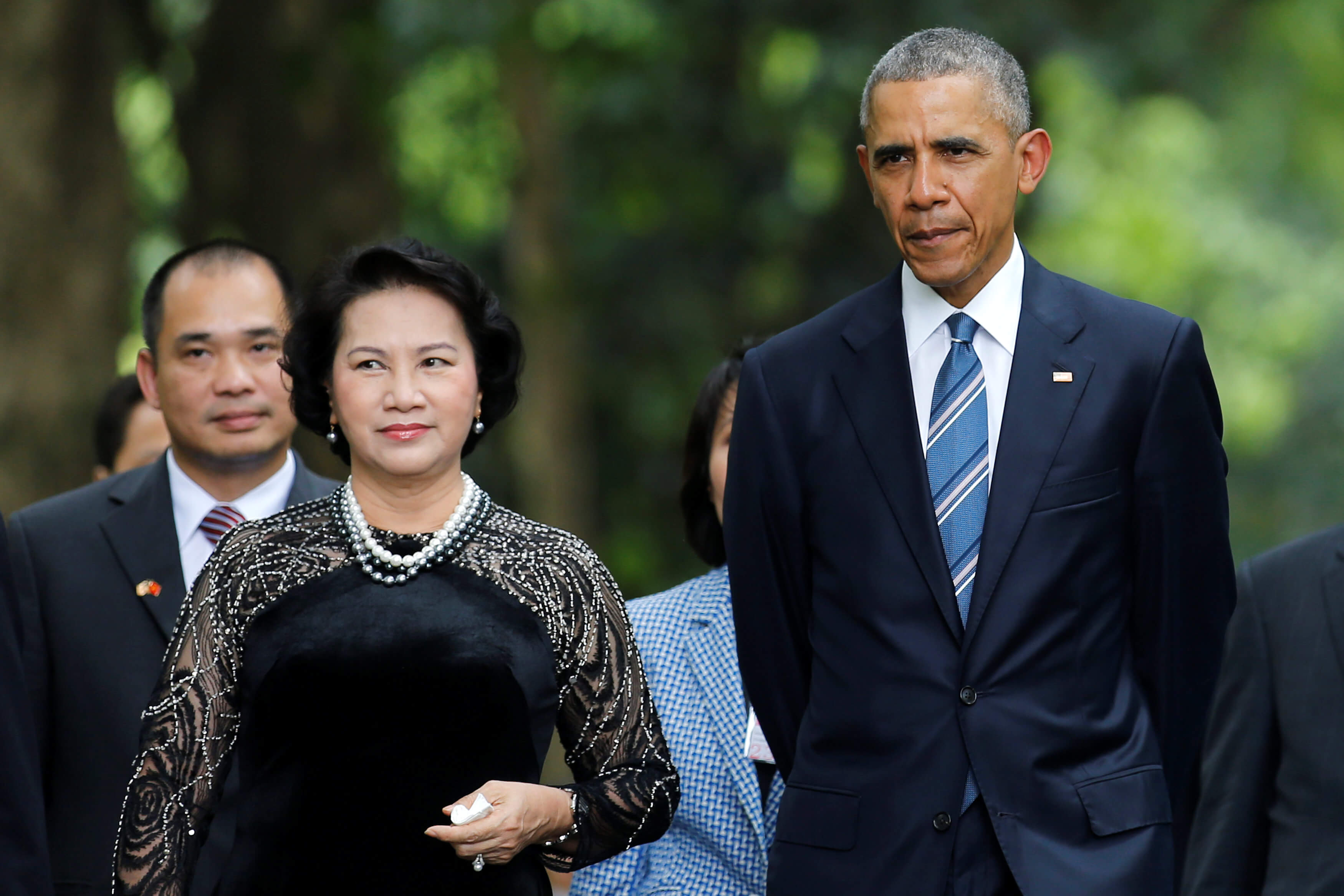 U.S. President Barack Obama walks with Vietnam's National Assembly Chairwoman Nguyen Thi Kim Ngan during a visit at the gardens of the presidential palace in Hanoi, Vietnam May 23, 2016. REUTERS/Carlos Barria