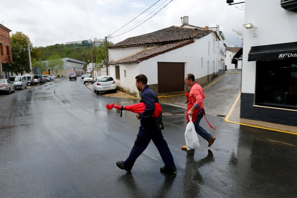 Men carry Iberian ham legs in Jabugo, southern Spain May 12, 2016. REUTERS/Marcelo del Pozo