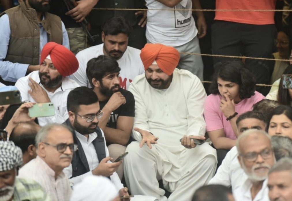 Navjot Singh Sidhu meets protesting wrestlers in Delhi
